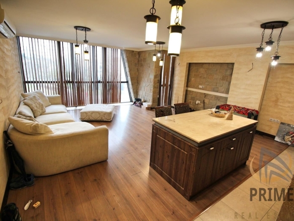 Дава се под наем Двустаен апартамент в Бургас, Център - 100 кв.м за 598.23 € - Снимка #1