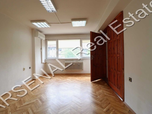 Дава се под наем Четиристаен апартамент в София, Център - 135 кв.м за 700 € - Снимка #1