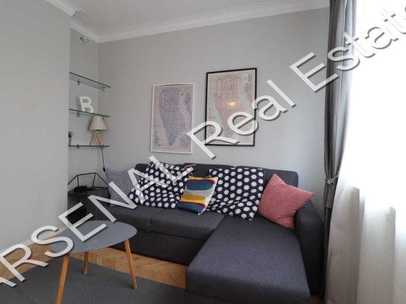 Дава се под наем Тристаен апартамент в София, Център - 100 кв.м за 800 € - Снимка #1