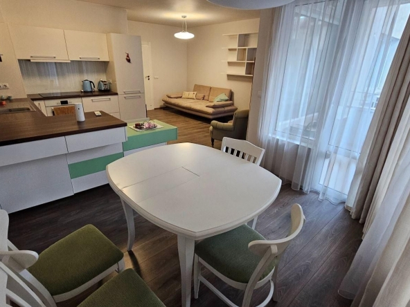 Дава се под наем Тристаен апартамент в Варна, Базар Левски - 100 кв.м за 750 € - Снимка #1