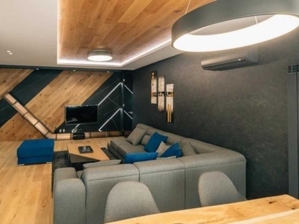 Двустаен апартамент в София, Център - 135 кв.м за 453 €/кв.м - Снимка #1