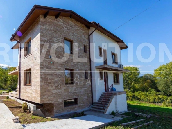 Тристаен апартамент в с. Лозен, Област София-град - 156 кв.м за 1603 €/кв.м - Снимка #1