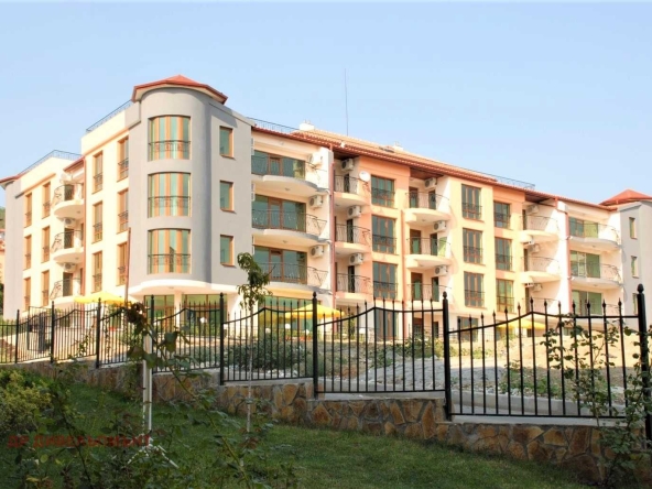 Дава се под наем Тристаен апартамент в Свети Влас - 91 кв.м за 611.49 € - Снимка #1