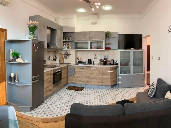 Дава се под наем Тристаен апартамент в Бургас, Център - 80 кв.м за 612 € - Снимка #1