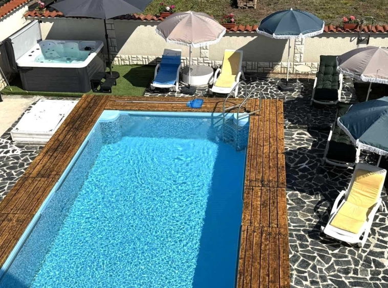 Дава се под наем Къща в София, Зона Б-18 - 1 кв.м за 59.67 € - Снимка #1