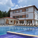 Дава се под наем Къща в с. Минерални бани, Област Хасково - 800 кв.м за 3060 € - Снимка #1