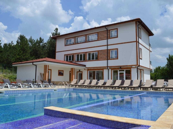 Дава се под наем Къща в с. Минерални бани, Област Хасково - 800 кв.м за 3060 € - Снимка #1