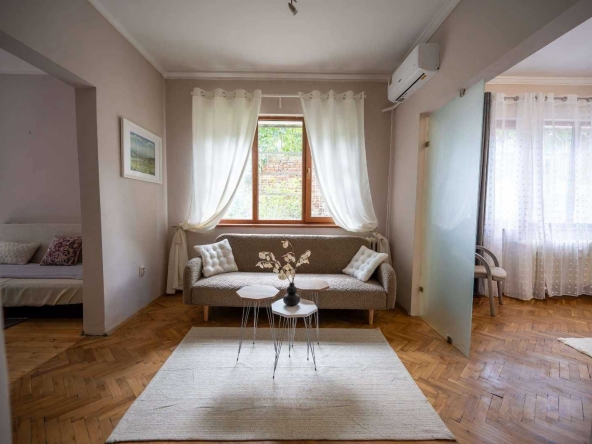 Дава се под наем Тристаен апартамент в София, Център - 70 кв.м за 999 € - Снимка #1