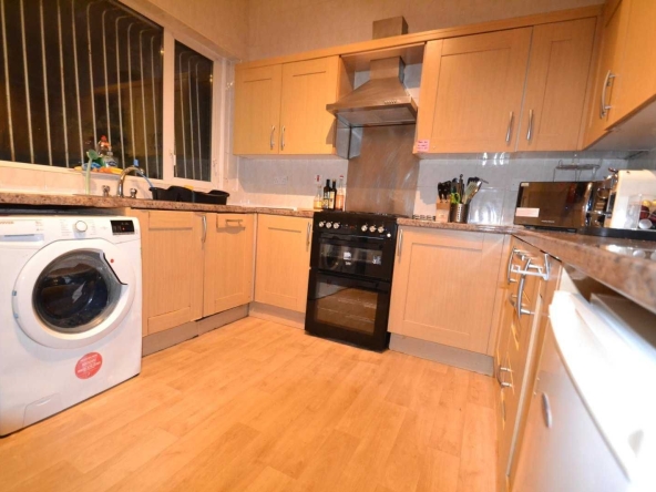 Дава се под наем Двустаен апартамент в София, Център - 65 кв.м за 408 € - Снимка #1