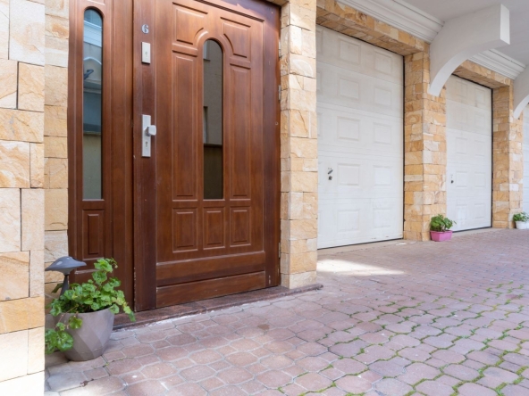 Дава се под наем Тристаен апартамент в Поморие - 100 кв.м за 612 € - Снимка #1