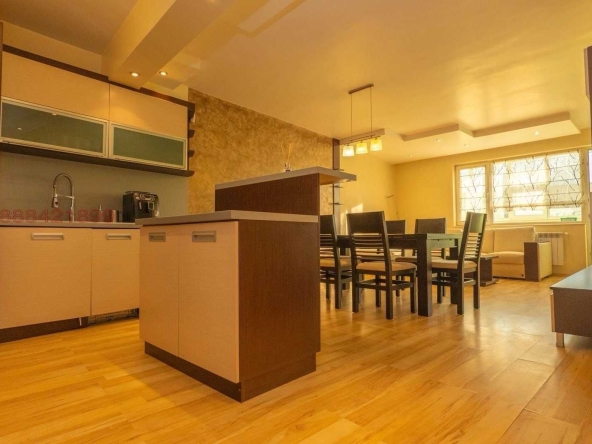 Тристаен апартамент в Добрич, Център - 136 кв.м за 1081 €/кв.м - Снимка #1