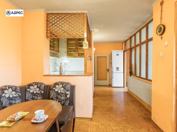 Тристаен апартамент в Плевен, 9-ти квартал - 72 кв.м за 1181 €/кв.м - Снимка #1