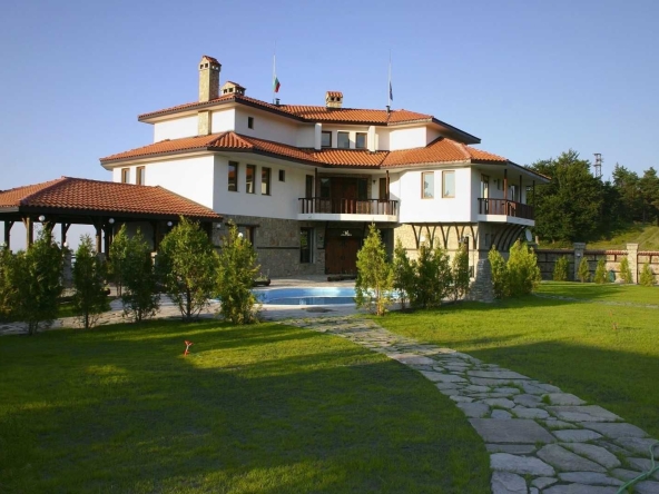 Хотел в с. Бойково, Област Пловдив - 1100 кв.м за 510 €/кв.м - Снимка #1