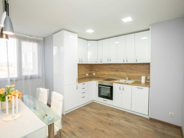 Тристаен апартамент в Ловеч, Широк център - 94 кв.м за 1107 €/кв.м - Снимка #1