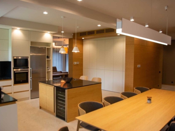 Дава се под наем Къща в Банкя - 550 кв.м за 1530 € - Снимка #1