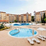 Двустаен апартамент в к.к. Слънчев бряг - 65 кв.м за 1154 €/кв.м - Снимка #1