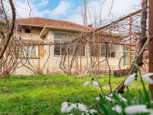 Къща в с. Обнова, Област Плевен - 1600 кв.м за 8 €/кв.м - Снимка #1