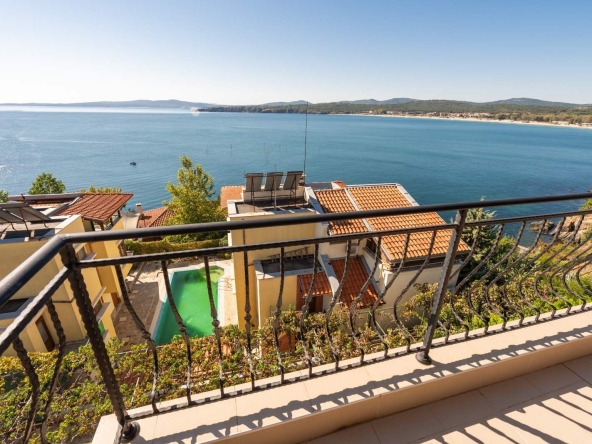 Дава се под наем Къща в Созопол - 200 кв.м за 298.86 € - Снимка #1