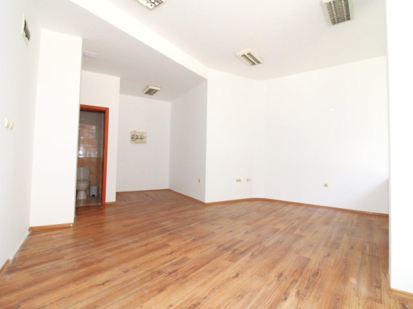 Дава се под наем Магазин в Пловдив, Гагарин - 50 кв.м за 350 € - Снимка #1