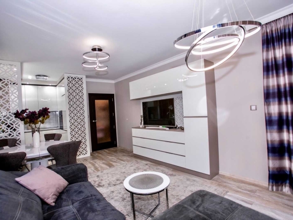 Дава се под наем Тристаен апартамент в Бургас, Център - 90 кв.м за 816 € - Снимка #1