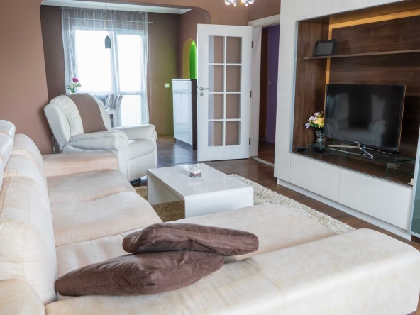 Четиристаен апартамент в Добрич, Христо Ботев - 98 кв.м за 1072 €/кв.м - Снимка #1