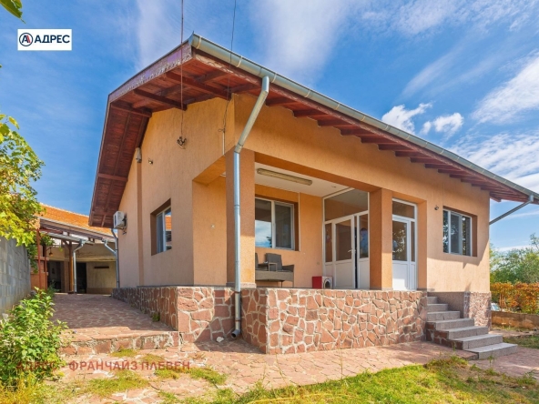 Дава се под наем Къща в с. Брестовец, Област Плевен - 206 кв.м за 665 € - Снимка #1