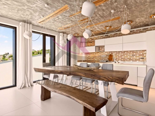 Дава се под наем Четиристаен апартамент в Варна, Бриз - 185 кв.м за 2800 € - Снимка #1