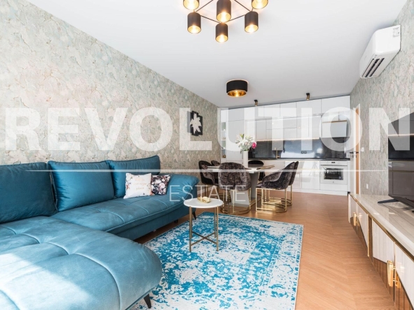 Дава се под наем Тристаен апартамент в Варна, Център - 100 кв.м за 1000 € - Снимка #1