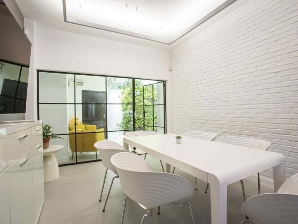 Дава се под наем Офис в София, Център - 150 кв.м за 1994.61 € - Снимка #1