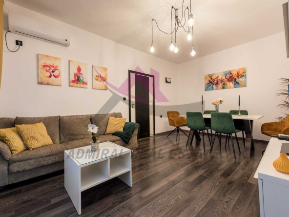 Дава се под наем Тристаен апартамент в Варна, Център - 80 кв.м за 698.19 € - Снимка #1