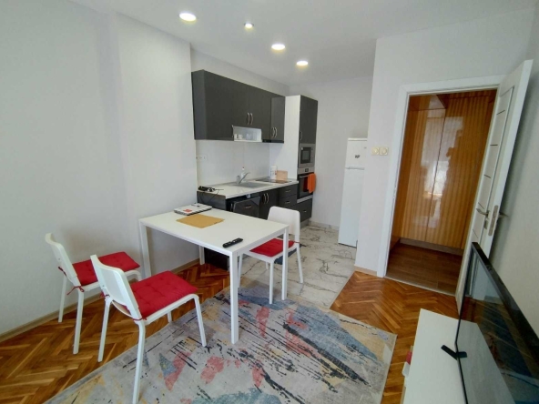 Дава се под наем Тристаен апартамент в Варна, Център - 65 кв.м за 765 € - Снимка #1