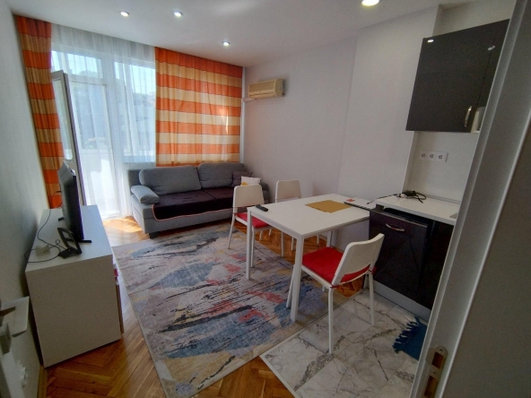 Дава се под наем Тристаен апартамент в Варна, Гръцка махала - 68 кв.м за 650 € - Снимка #1