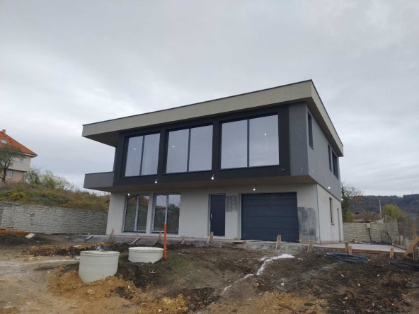 Къща в с. Изгрев, Област Варна - 250 кв.м за 953 €/кв.м - Снимка #1