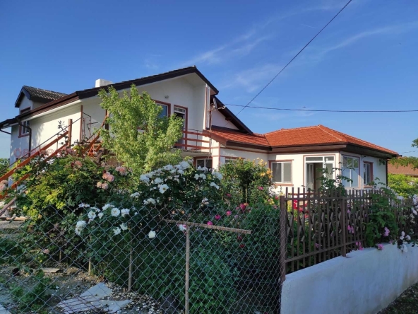 Къща в с. Ваклино, Област Добрич - 305 кв.м за 325 €/кв.м - Снимка #1