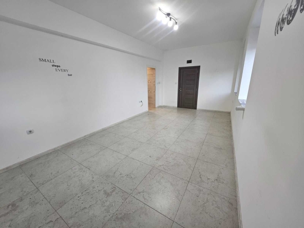 Дава се под наем Офис в Шумен, Басейна - 30 кв.м за 204 € - Снимка #1