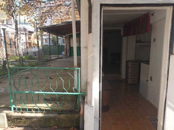 Дава се под наем Етаж от къща в Варна, Христо Ботев - 40 кв.м за 5.1 € - Снимка #1