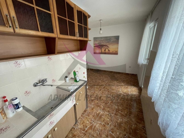 Дава се под наем Тристаен апартамент в Варна, Левски - 78 кв.м за 350 € - Снимка #1