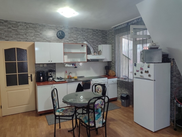 Дава се под наем Двустаен апартамент в Асеновград - 70 кв.м за 306 € - Снимка #1