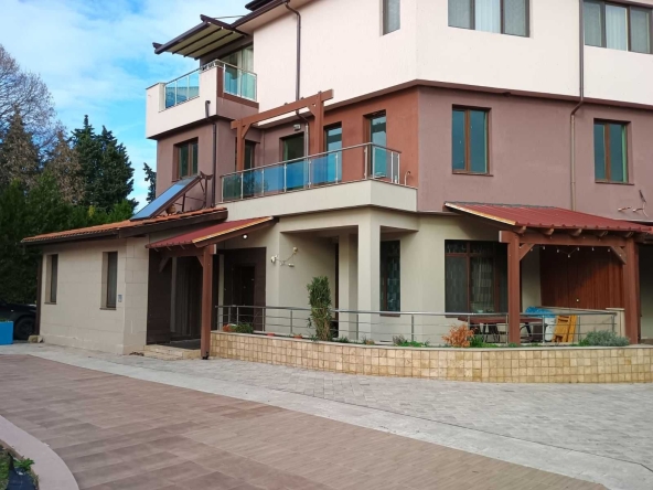 Дава се под наем Тристаен апартамент в Бургас, Ветрен - 140 кв.м за 612 € - Снимка #1