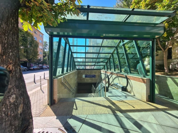 Дава се под наем Тристаен апартамент в София, Център - 100 кв.м за 947.58 € - Снимка #1