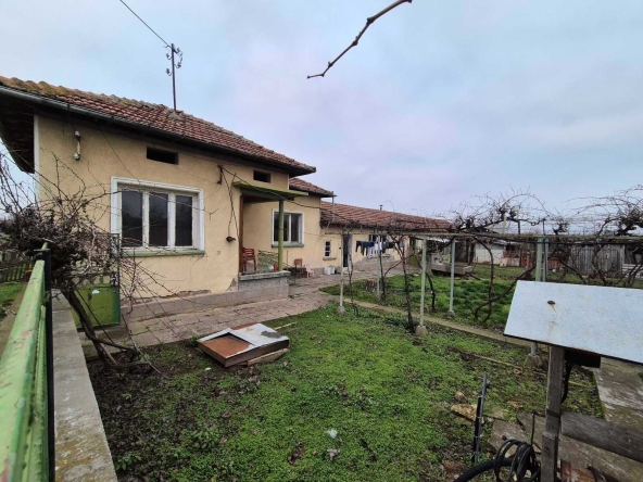 Къща в с. Обнова, Област Плевен - 188 кв.м за 133 €/кв.м - Снимка #1