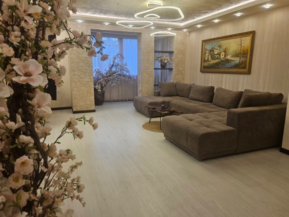 Дава се под наем Тристаен апартамент в Варна, Център - 110 кв.м за 1595.79 € - Снимка #1