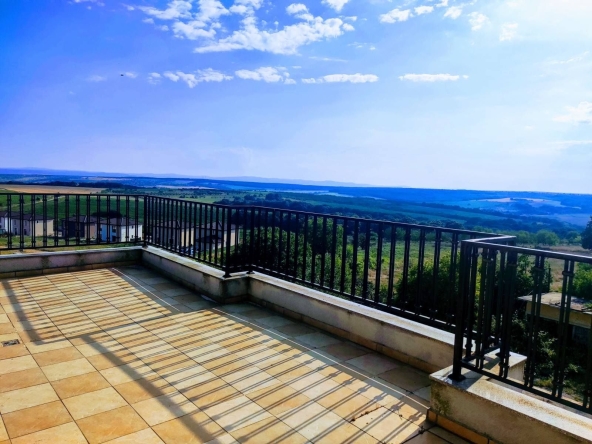 Дава се под наем Тристаен апартамент в с. Приселци, Област Варна - 90 кв.м за 548.25 € - Снимка #1