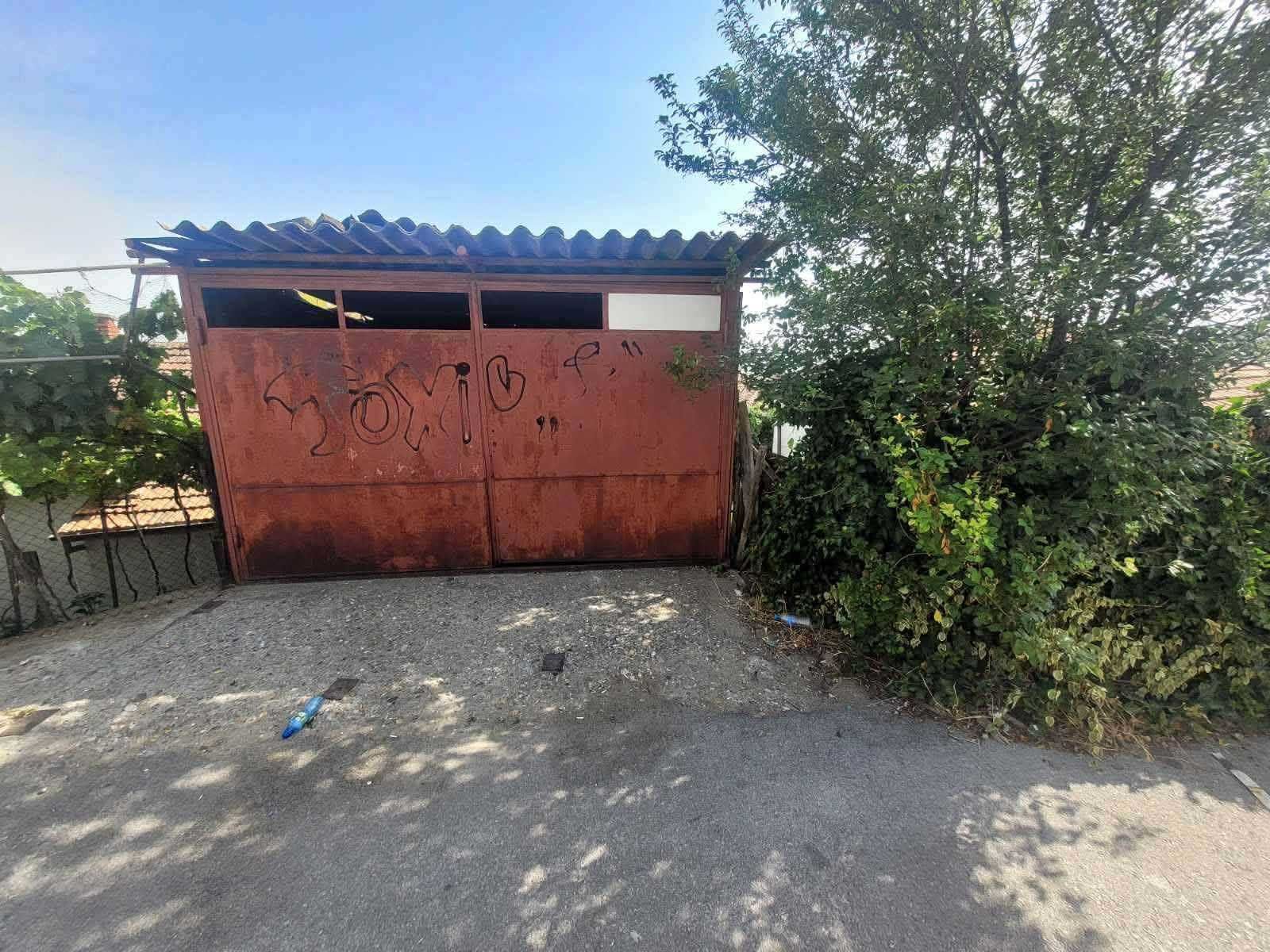 Гараж / Паркомясто в Свищов - 15 кв.м за 4 €/кв.м - Снимка #1