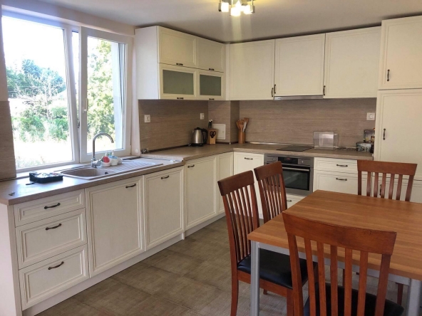 Дава се под наем Етаж от къща в Варна, Център - 85 кв.м за 750 € - Снимка #1