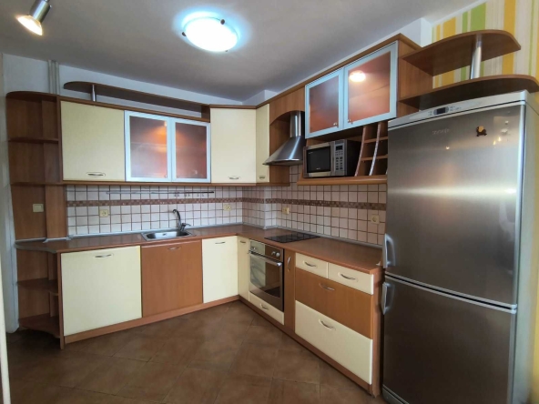 Дава се под наем Тристаен апартамент в Пловдив, Тракия - 110 кв.м за 528.36 € - Снимка #1