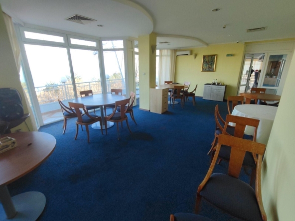 Дава се под наем Заведение в к.к. Златни пясъци - 200 кв.м за 5100 € - Снимка #1