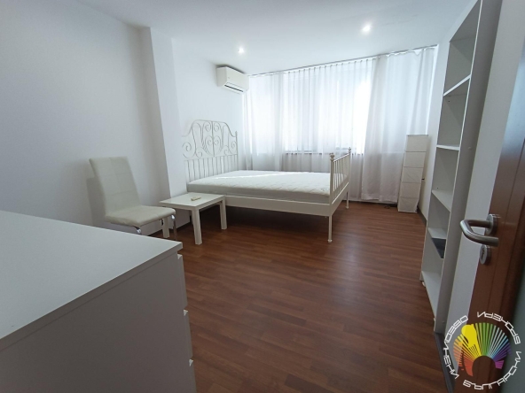 Дава се под наем Тристаен апартамент в Бургас, Център - 80 кв.м за 408 € - Снимка #1