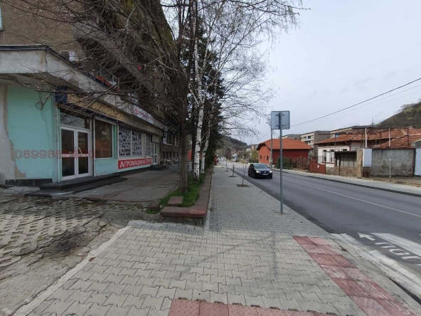 Дава се под наем Магазин в Дупница - 37 кв.м за 204 € - Снимка #1