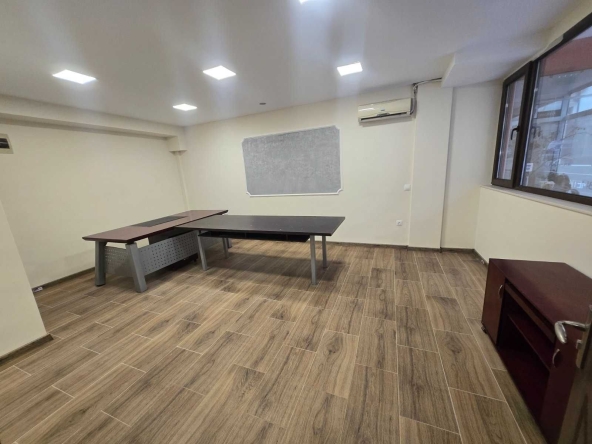 Дава се под наем Офис в Варна, Гранд Мол Варна - 100 кв.м за 747.66 € - Снимка #1